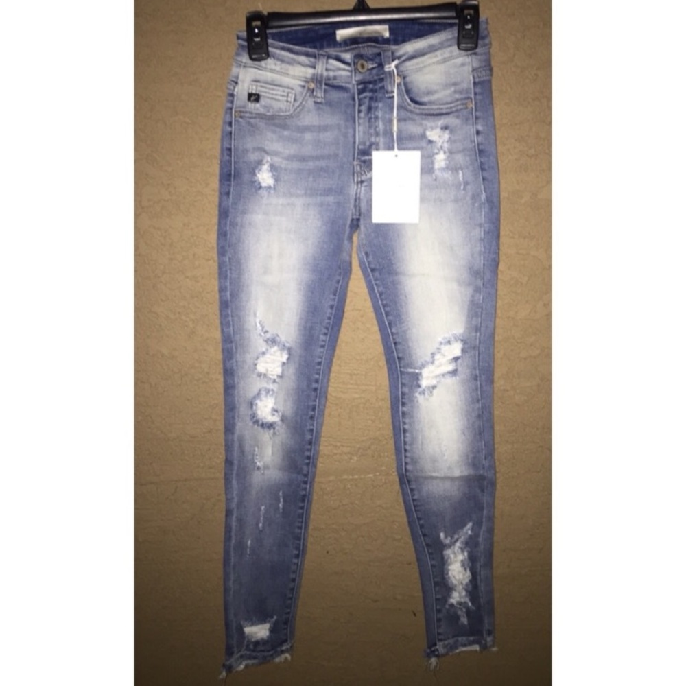 Last one 💕 distressed light wash jeans😍 - Picture 3 of 6